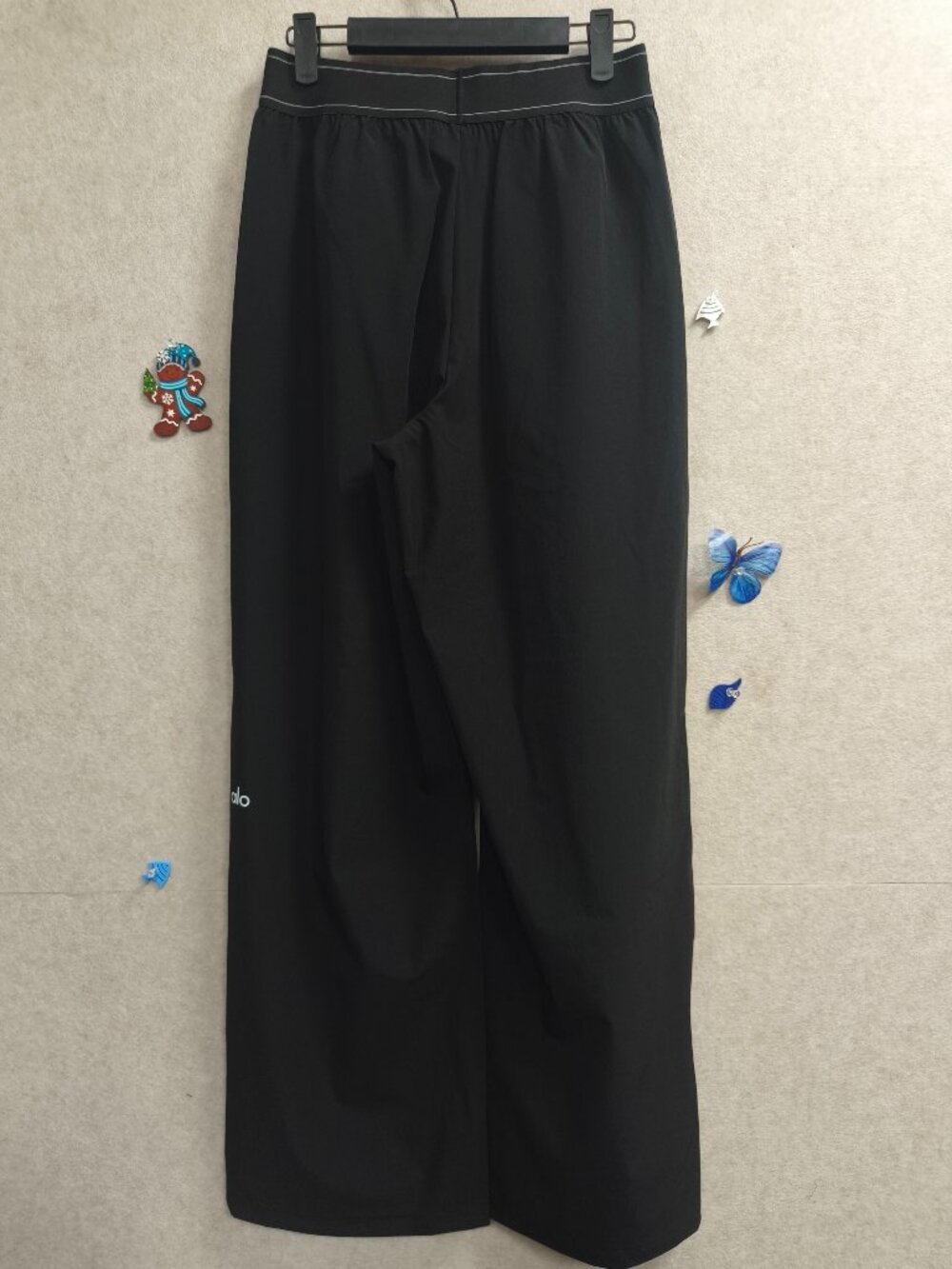 Alo Yoga Black Suit Up TrouseršMinimal Everyday Essential Pants (Regular)š - Picture 3 of 8